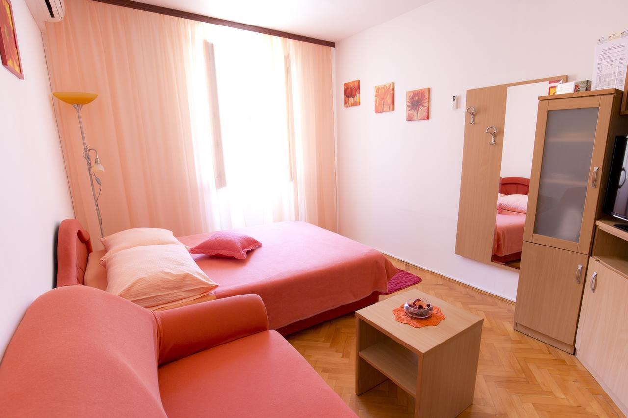 Apartment And Room Daria Vis Island Exterior photo