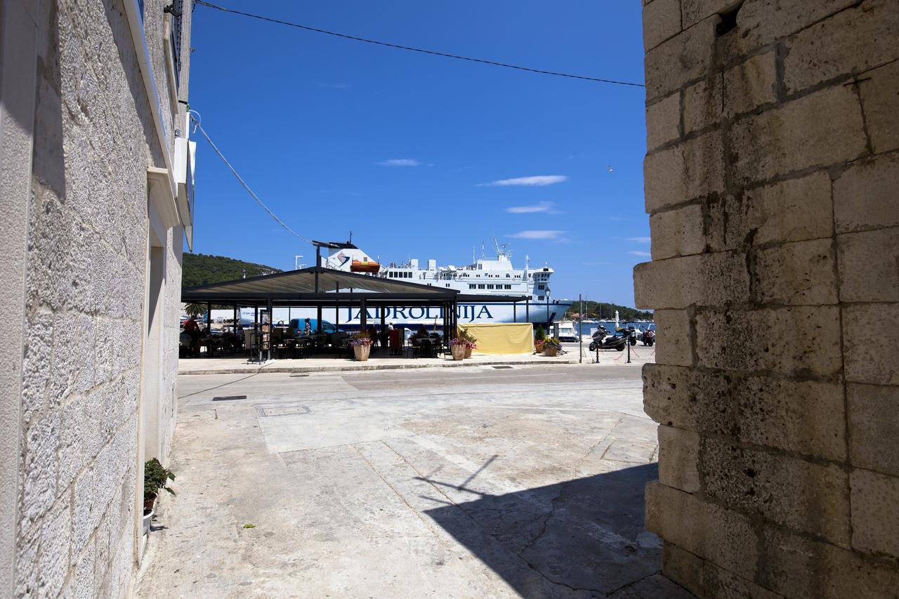 Apartment And Room Daria Vis Island Exterior photo